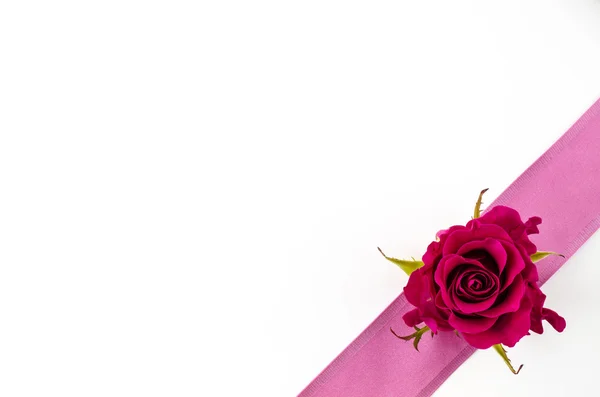Fundo de cartão postal vazio com flor de rosa e fita rosa — Fotografia de Stock
