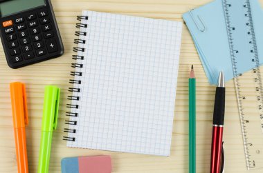 Ahşap masa üstünde boş defter ile Office Araçları