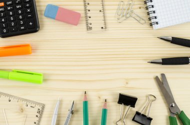 Ahşap masa OFFICE TOOLS'dan çerçevesinde