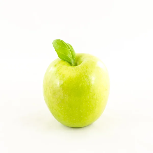 Äpple med blad på vit — Stockfoto