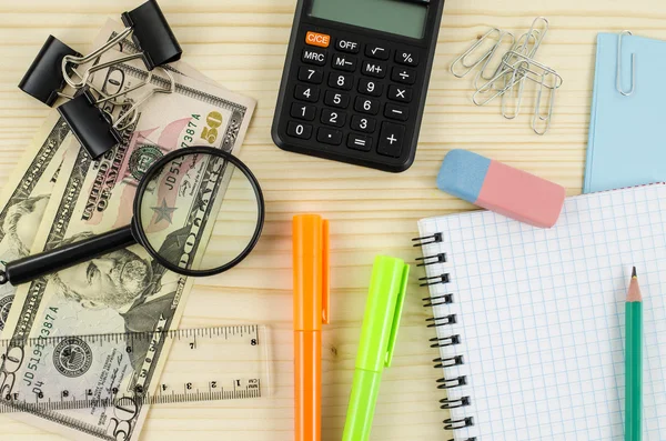 Oficina, herramientas de negocio con cuaderno y dólares en mesa de madera — Foto de Stock