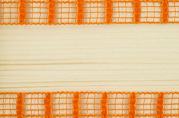 Рамка оранжевой ленты на деревянном фоне — стоковое фото