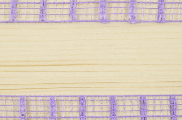 Ramka fioletowy wstążki na drewniane tła — Zdjęcie stockowe