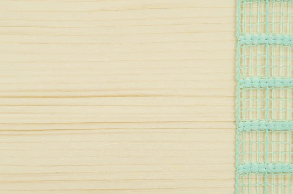 Рамка из зеленой ленты на деревянном столе — стоковое фото