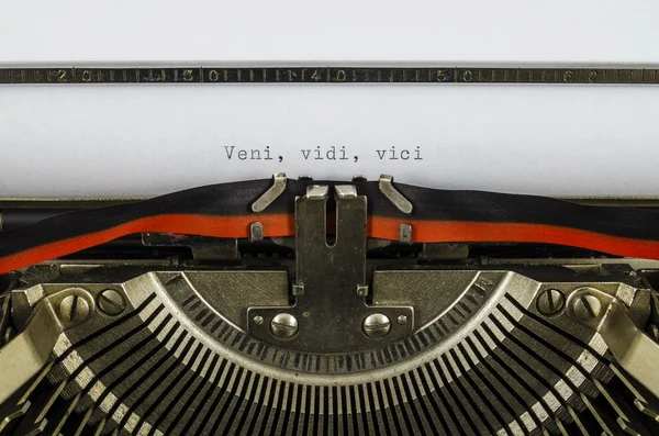 Veni, vidi, vici ord skrivs ut på en gammal skrivmaskin — Stockfoto
