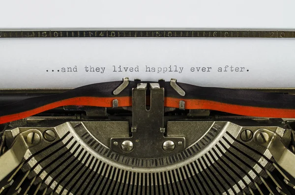 Y vivieron felices para siempre después de la palabra impresa en la vieja máquina de escribir — Foto de Stock
