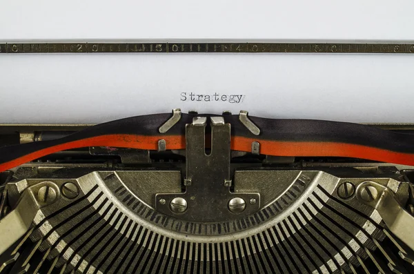 Strategie woord gedrukt op een oude schrijfmachine — Stockfoto