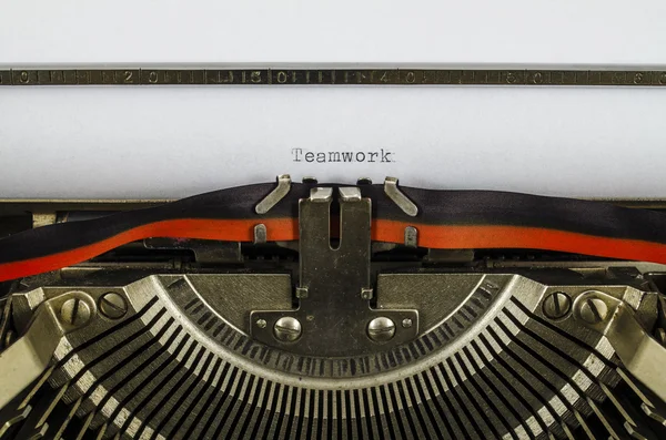 チームワークという言葉は古いタイプライターの印刷 — ストック写真