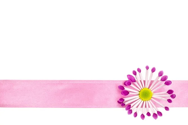 Fundo de cartão postal vazio com flor rosa e fita rosa — Fotografia de Stock