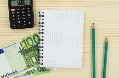 Ofis, iş araçları ile defter ve ahşap masa euro