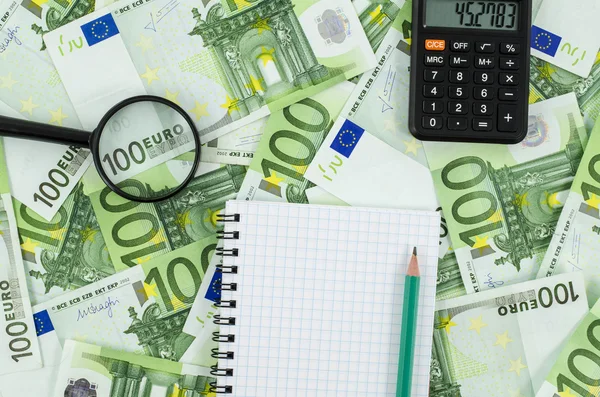 Cuaderno vacío sobre el fondo de billetes en euros — Foto de Stock