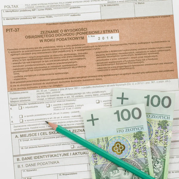 Forma fiscal polaca com lápis e dinheiro — Fotografia de Stock