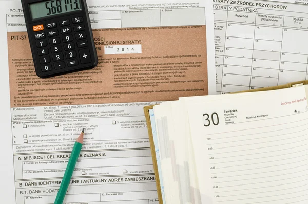 Formulaire fiscal polonais avec crayon, calendrier et calculatrice — Photo