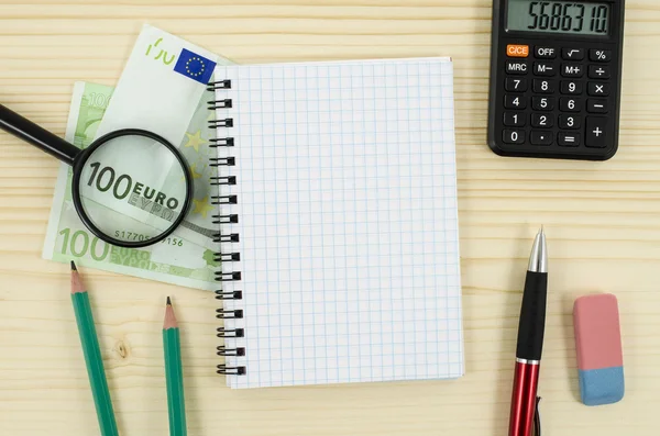 Escritório, ferramentas de negócios com notebook e euro em mesa de madeira — Fotografia de Stock