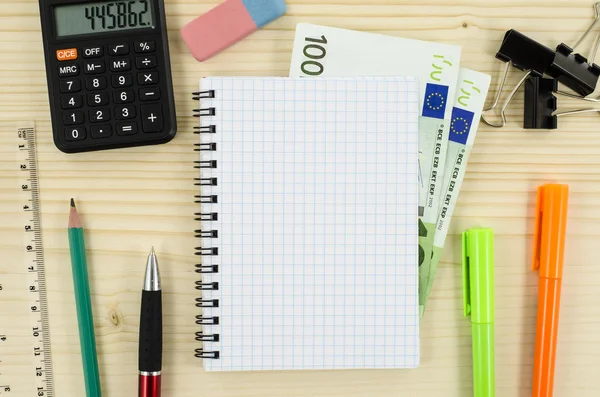 Oficina, herramientas de negocio con cuaderno y euro sobre mesa de madera — Foto de Stock