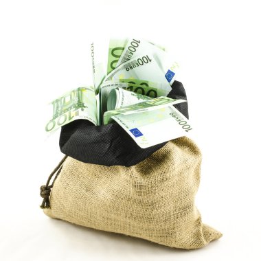 Jüt çanta dolusu para beyaz arka plan üzerinde