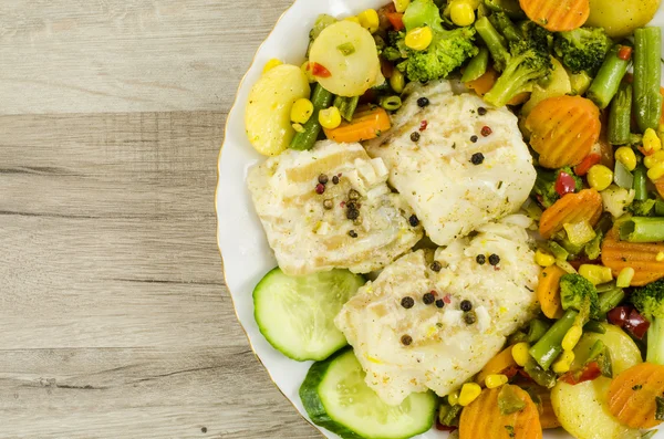 Cod fish on plate with vegetables — Stock Photo, Image