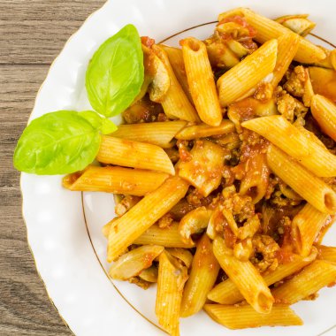 Makarna mantar, kıyma ve domates ile