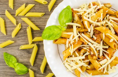 Makarna mantar, kıyma, domates ve peynir ile