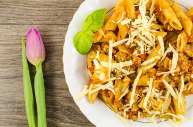 Makarna mantar, kıyma, domates ve peynir ile