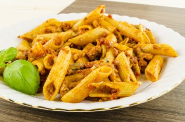 Makarna mantar, kıyma ve domates ile