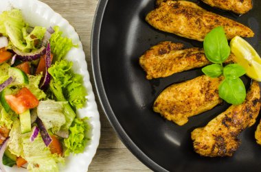 Fried chicken sebze salatası ile