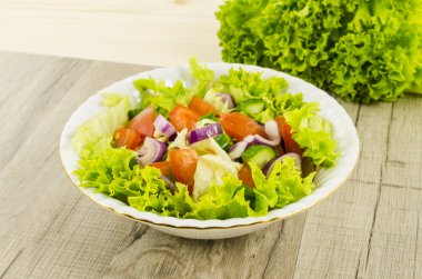 Ahşap masa üzerinde sebze salatası