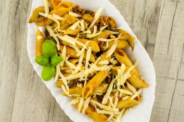 Makarna mantar, kıyma, domates ve peynir ile