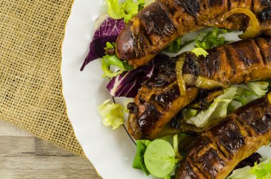 Jüt zemin üzerine sebzeli Kızarmış sosis