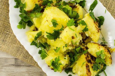 patateslerin üzerine ahşap tablo