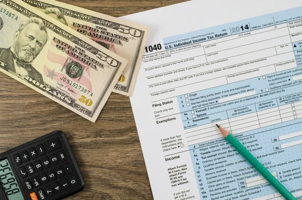U.S. formulário de declaração de imposto de renda individual 1040 com ferramentas de negócios — Fotografia de Stock