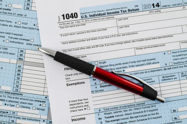 US individual income tax return form 1040 with pen — стоковое фото