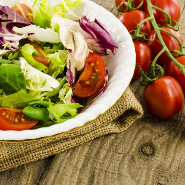 Ahşap masa üzerinde sebze salatası