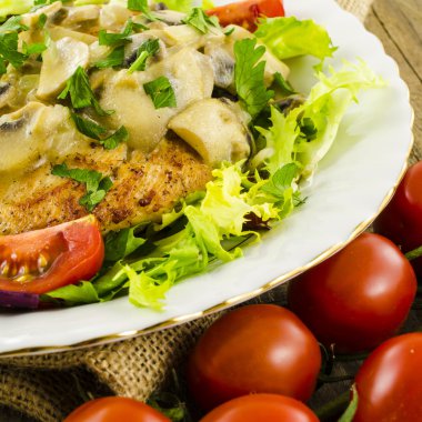 Fried chicken salata ve mantar sos ile