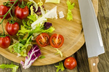 Ahşap tahta üzerinde sebze salatası