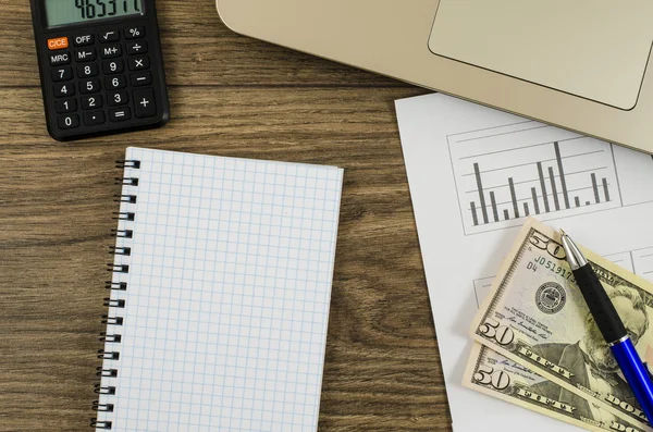 Oficina, herramientas de negocio con cuaderno y dólar en mesa de madera — Foto de Stock