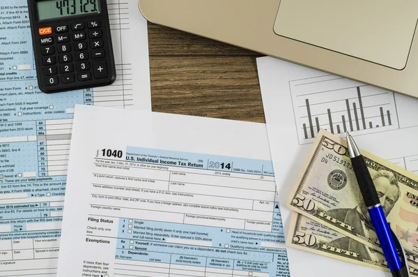 Formulario de declaración de impuestos individuales de EE.UU. 1040 con dinero —  Fotos de Stock