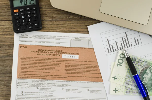 Formulário fiscal polonês com caneta e dinheiro — Fotografia de Stock