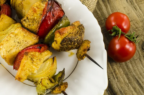 Shashlik grelhado na mesa de madeira — Fotografia de Stock