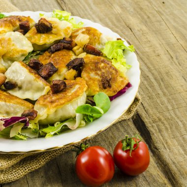 Kızarmış köfte salata ahşap tablo