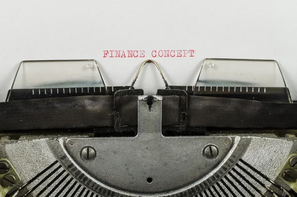 Palavra conceito de finanças impresso em uma máquina de escrever antiga — Fotografia de Stock