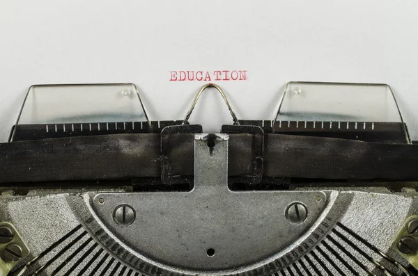 Bildungswort auf alter Schreibmaschine gedruckt — Stockfoto