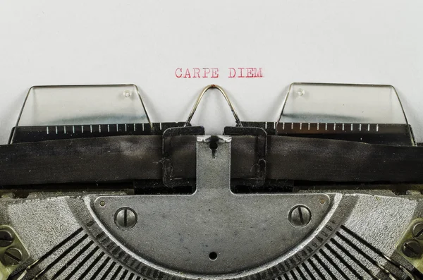 Carpe diem mot imprimé sur une vieille machine à écrire — Photo