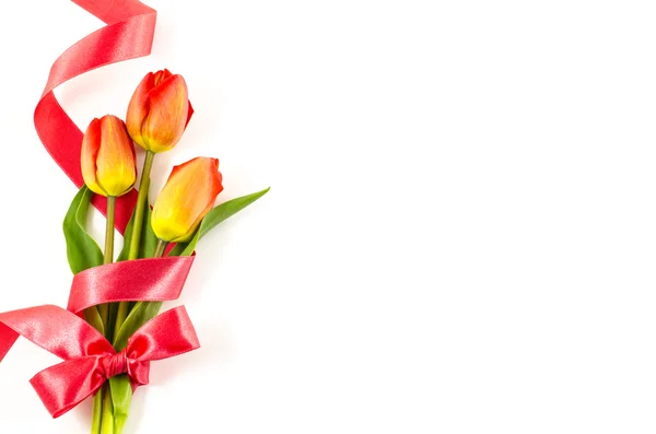 Fondo de postal vacío con flores coloridas y cinta roja — Foto de Stock