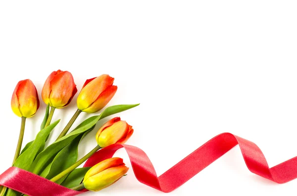 Renkli çiçekler ve kırmızı kurdele ile boş kartpostal arka plan — Stok fotoğraf