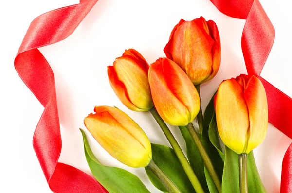 Порожній фон листівки з різнокольоровими квітами та червоною стрічкою — стокове фото