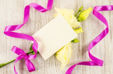 Boş kartpostal, renkli çiçekler ve ahşap arka plan üzerinde şerit