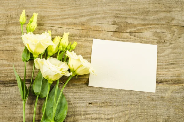 Postal vacía y flores de colores sobre fondo de madera —  Fotos de Stock