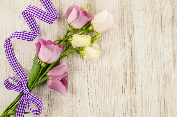 Fond en bois vide avec des fleurs colorées et un ruban violet Images De Stock Libres De Droits
