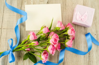 Boş kartpostal, çiçek ve ahşap zemin üzerine mavi şerit
